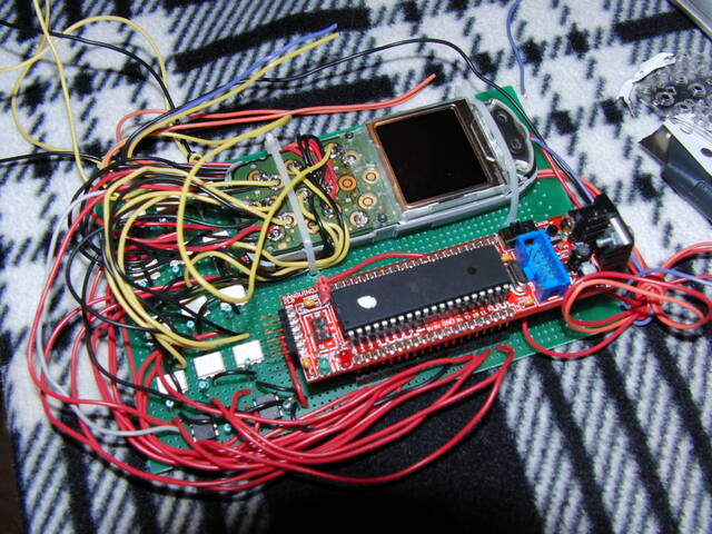 Prototype op gaatjesbord: gesloopte telefoonprintplaat aangestuurd door een Sanguino-microcontroller